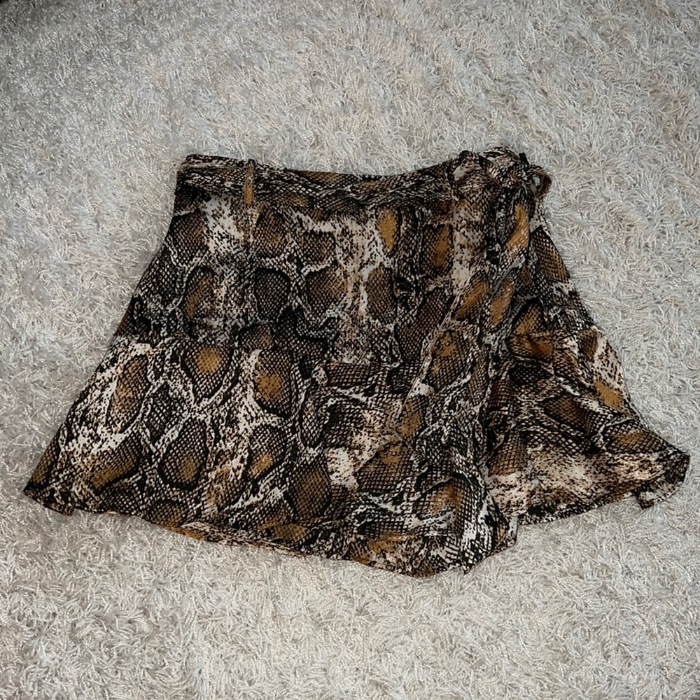This snake skin Zara skirt is a size medium.